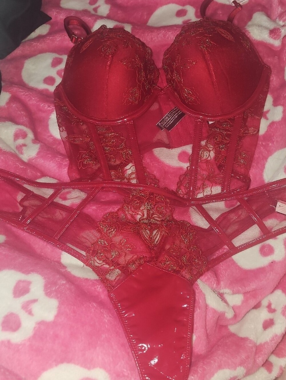 NWT VICTORIA’S SECRET VERY SEXY RED FLORAL PLEATHER SET 34C W XL THONG